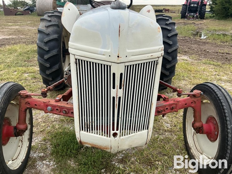 1947-ford-8n-image-11