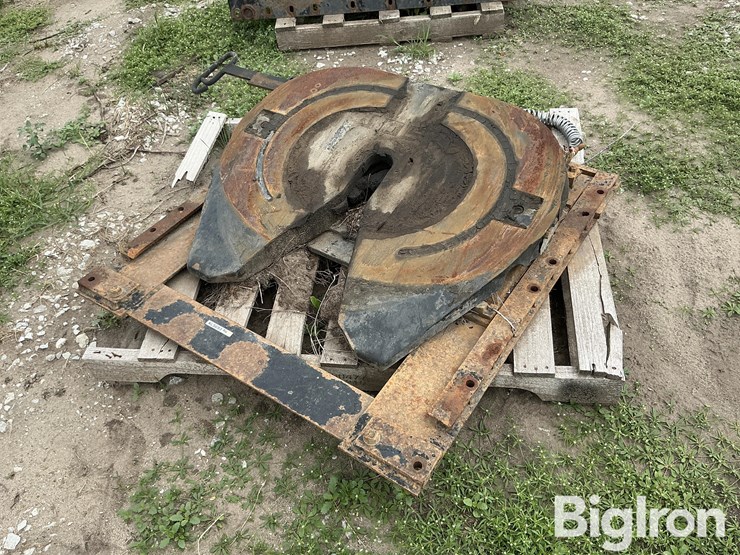 jost-5th-wheel-adjustable-plate-image-1