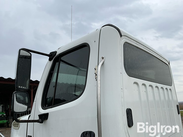 2010-freightliner-business-class-m2-112-image-16
