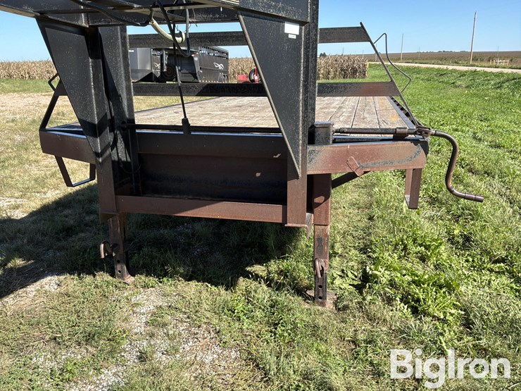 2004-diamond-t-t/a-gooseneck-flatbed-trailer-image-9