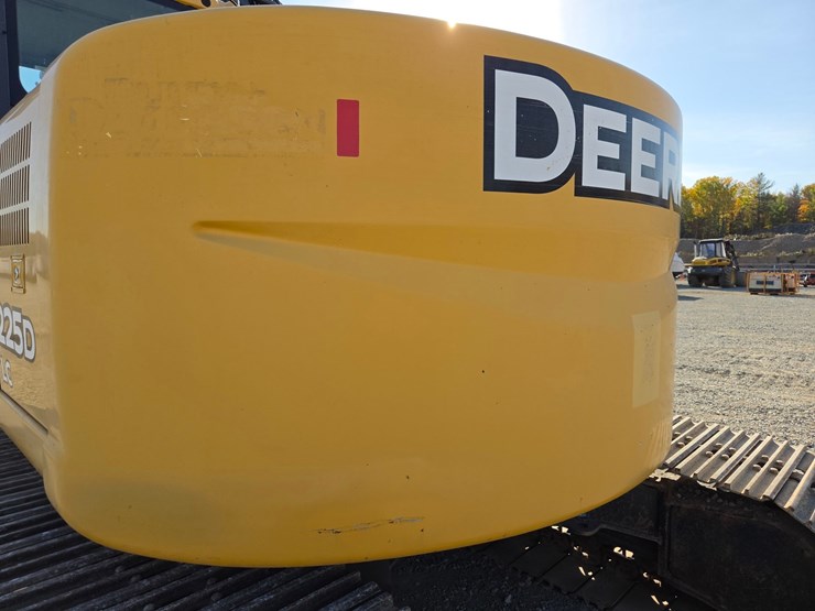 deere-225d-lc-image-37