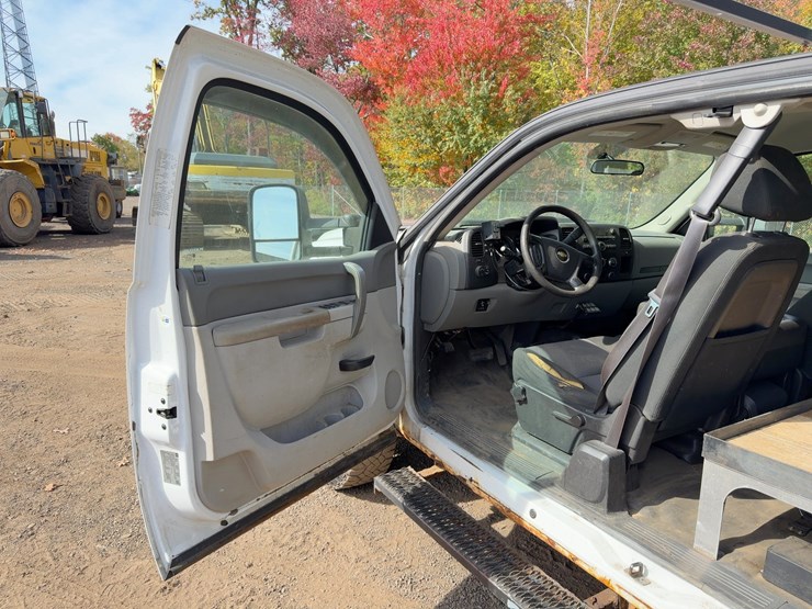 2013-chevrolet-silverado-3500hd-image-27