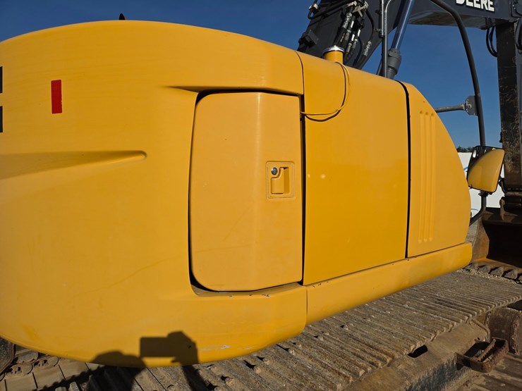 deere-225d-lc-image-32
