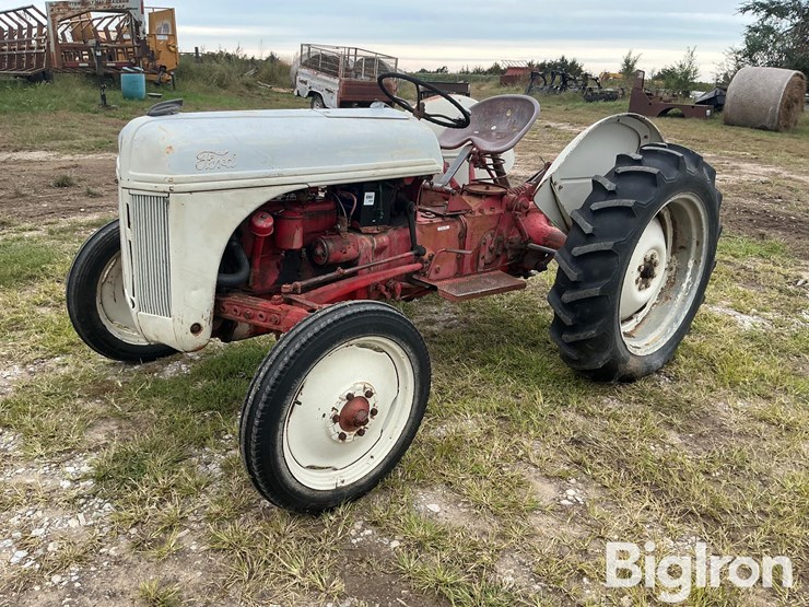 1947-ford-8n-image-1