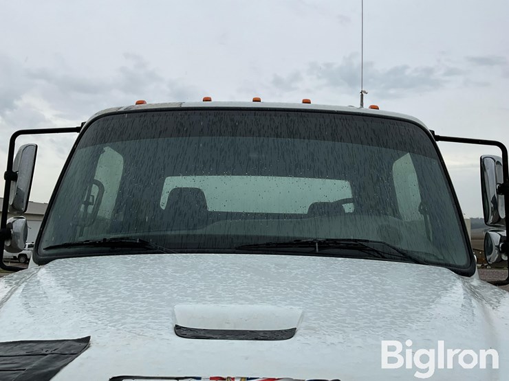 2010-freightliner-business-class-m2-112-image-12