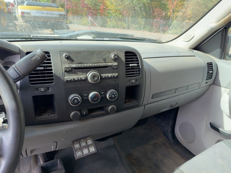 2013-chevrolet-silverado-3500hd-image-30