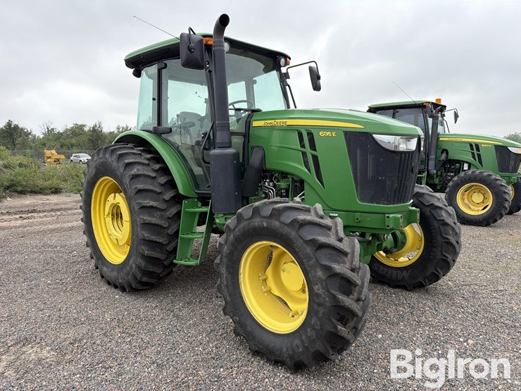 2019-john-deere-6135e-image-3
