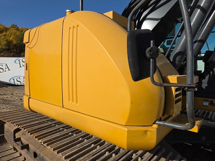 deere-225d-lc-image-31