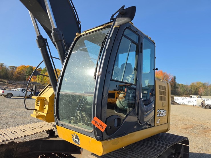deere-225d-lc-image-51