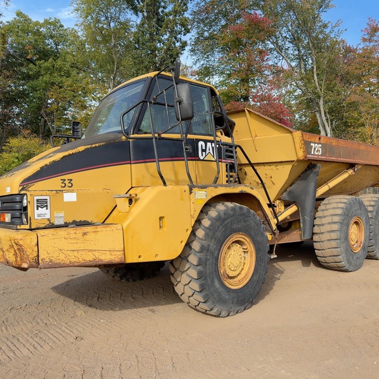 2004 CATERPILLAR 725