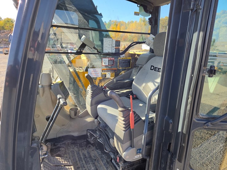 deere-225d-lc-image-52