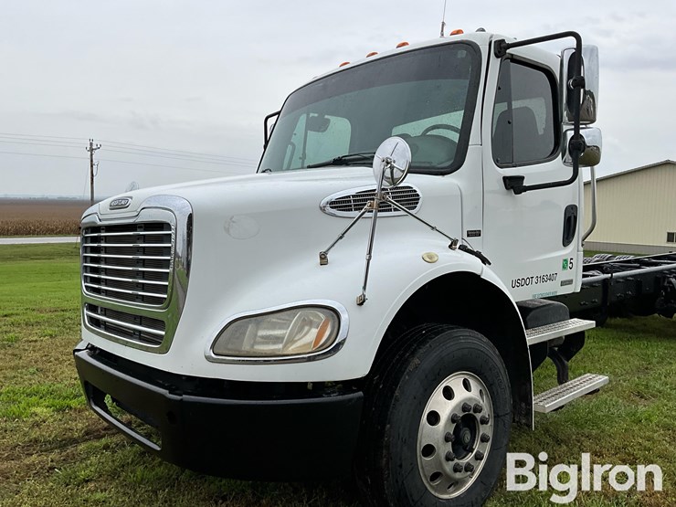 2010-freightliner-business-class-m2-112-image-9