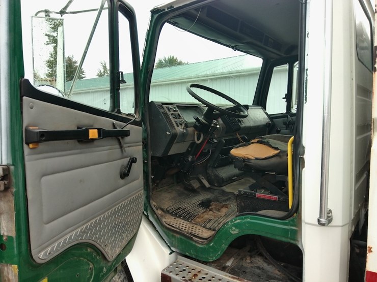 2001-freightliner-fl80-image-9