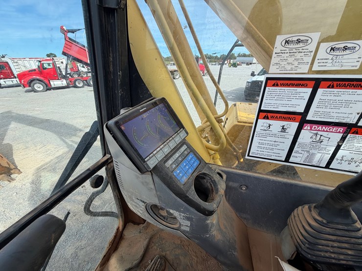 2012-komatsu-pc210-lc-10-image-29