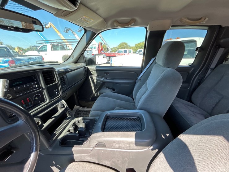 2004-gmc-3500-image-10