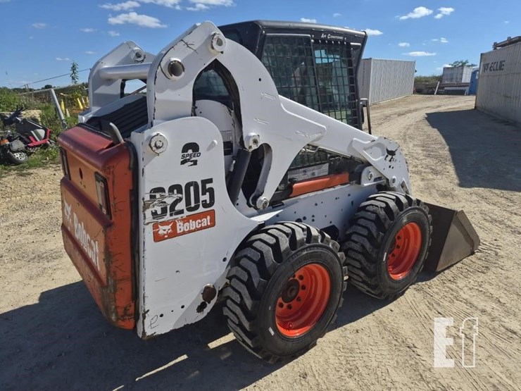 2010-bobcat-s205-image-3