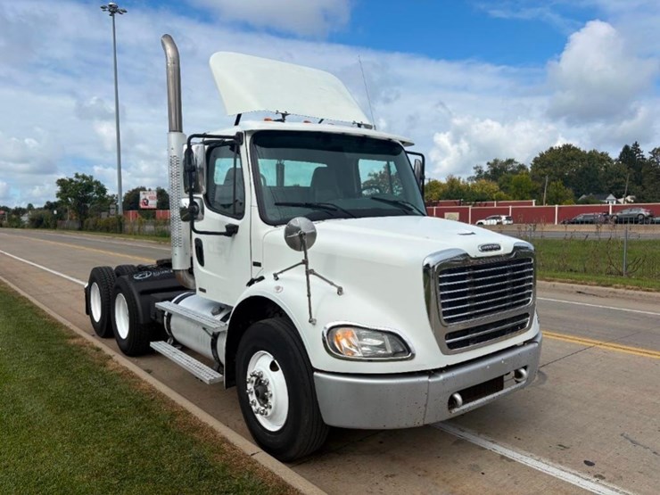 2005-freightliner-m2-112-medium-duty-day-cab-truck-image-2