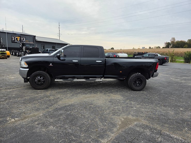 2015-dodge-3500-image-2