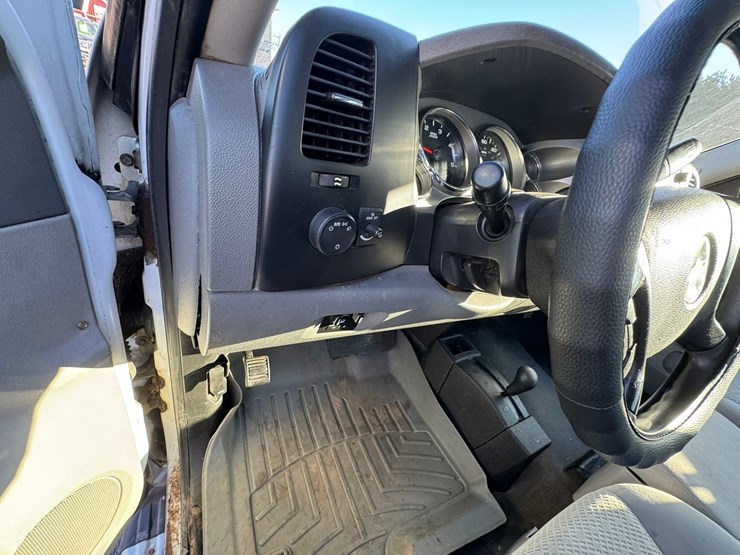 2014-chevrolet-3500-image-41