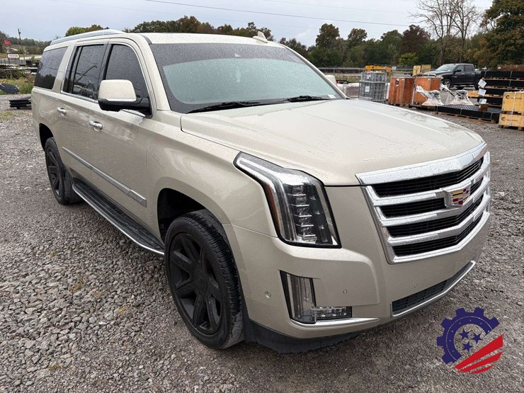 2017-cadillac-escalade-esv-luxury-image-27