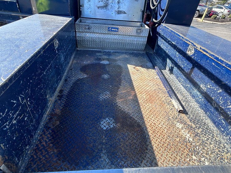 2017-gmc-3500-image-26
