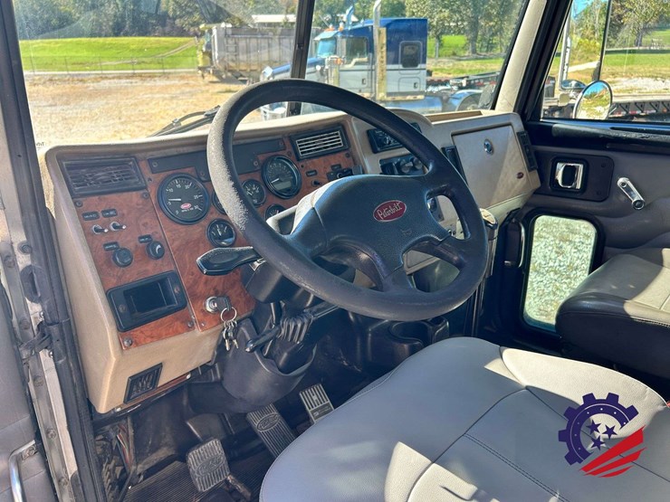 2007-peterbilt-335-image-83