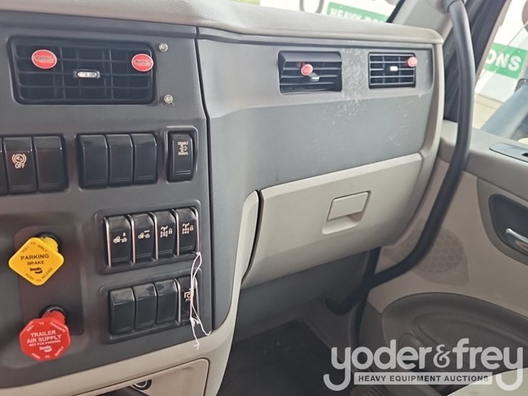 2019-peterbilt-579-image-30