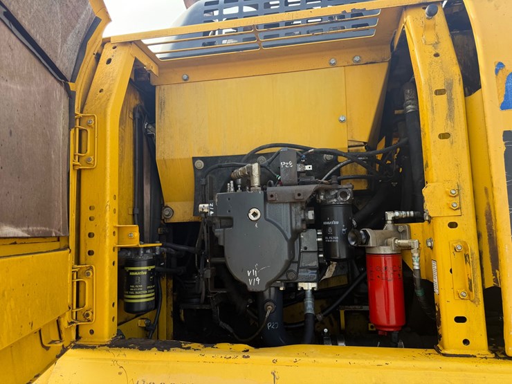 2012-komatsu-pc210-lc-10-image-17