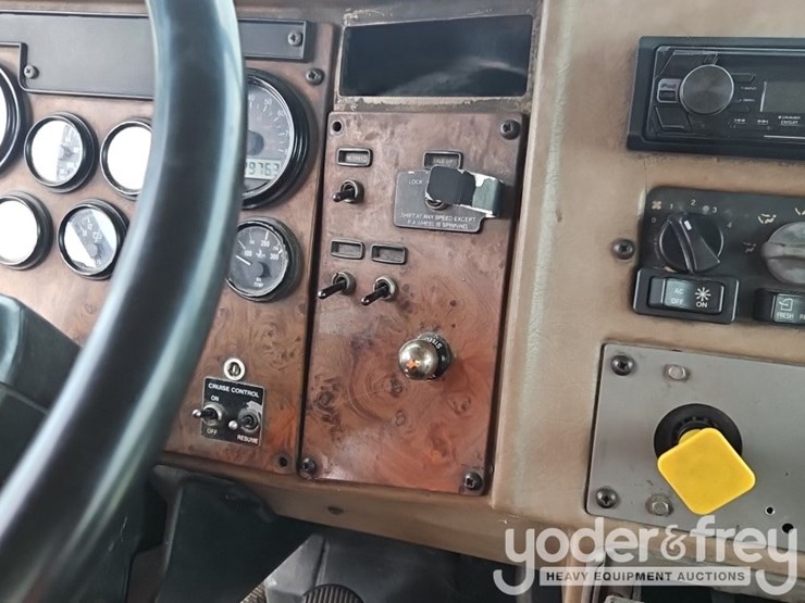 2005-peterbilt-335-image-26