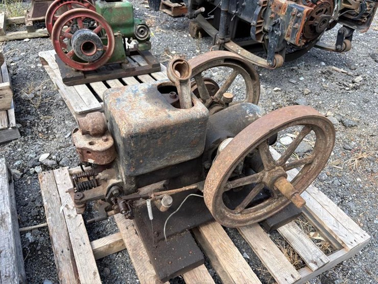 international-harvester-hit-&-miss-engine-image-2