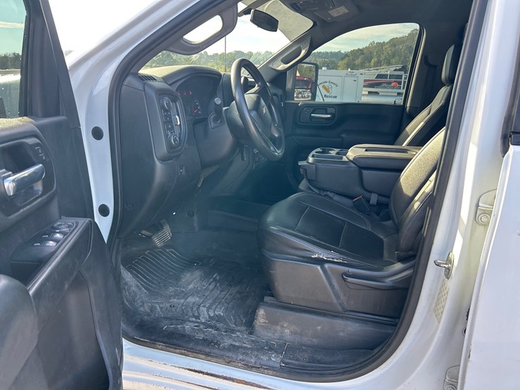 2021-chevrolet-3500-image-9