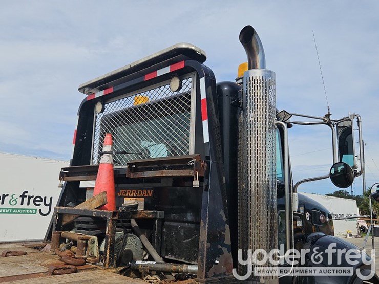 2017-peterbilt-348-image-10