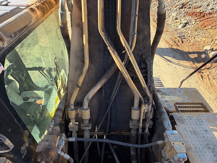2017-caterpillar-336-image-44