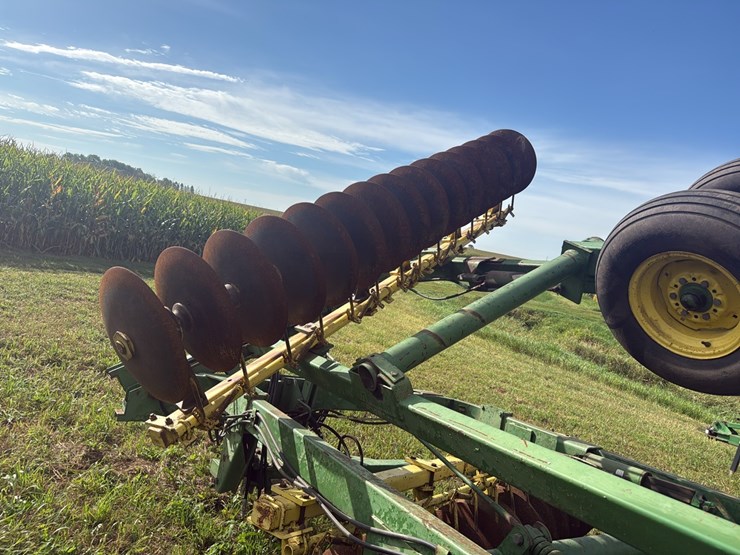 john-deere-220-image-5