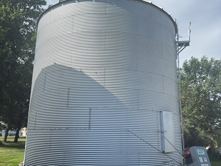 superior-grain-bin,-27’-approx-11,000-bu,-side-stairs,-full-floor,-unloading-auger,--seller-to-disconnect-power-to-bin,--buyer-responsible-for--removal,-sold-subject-to-seller-confirmation-image-1