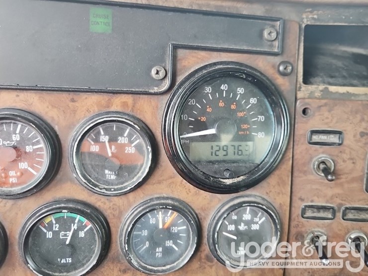 2005-peterbilt-335-image-32