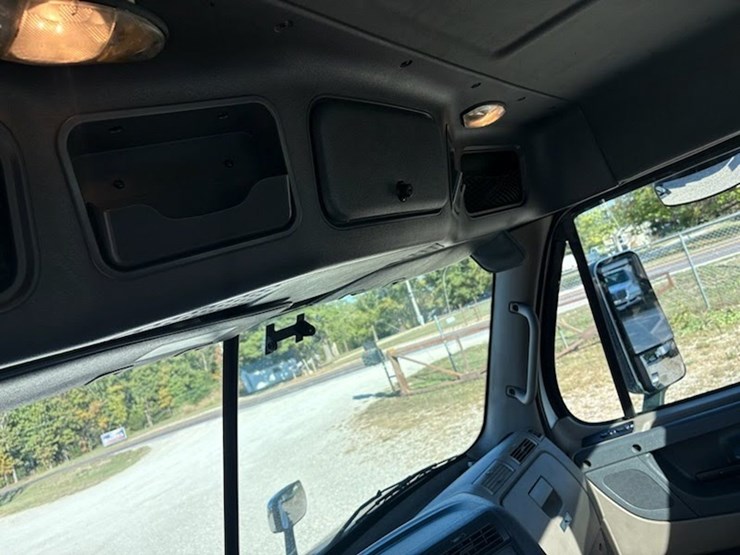 2014-freightliner-cascadia-113-image-15