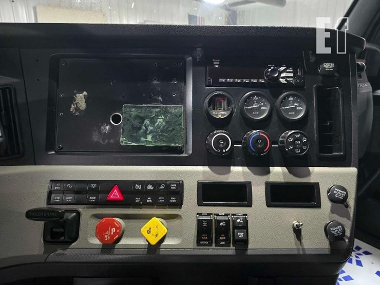 2020-freightliner-cascadia-126-image-14