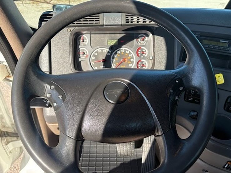 2014-freightliner-cascadia-113-image-8