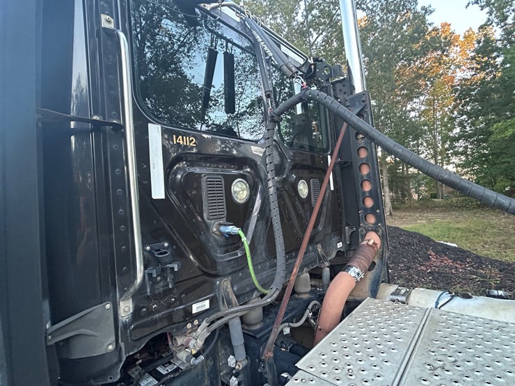 2015-freightliner-cascadia-113-image-17