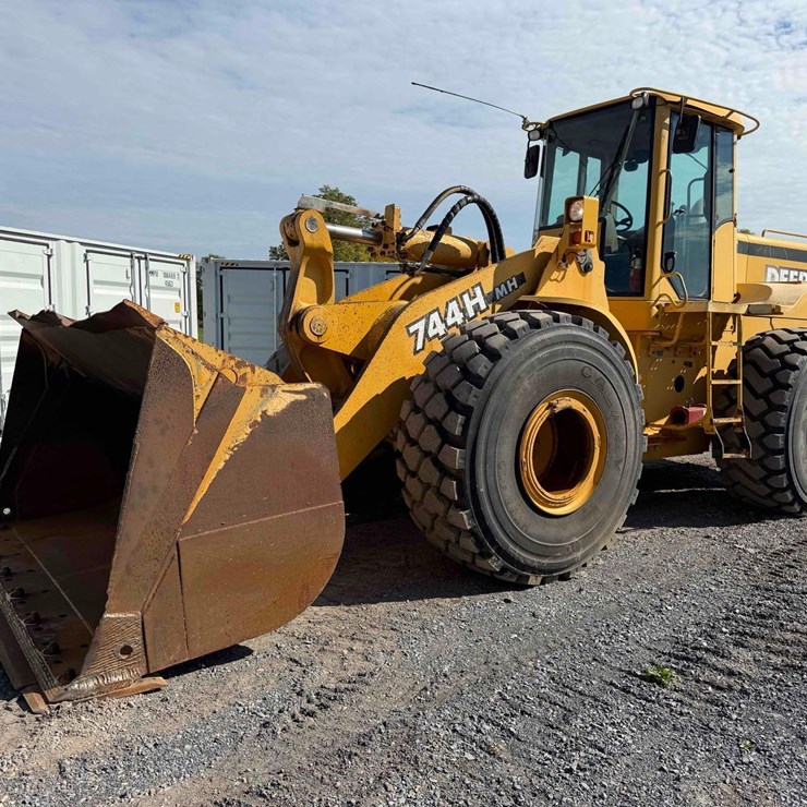 DEERE 744H