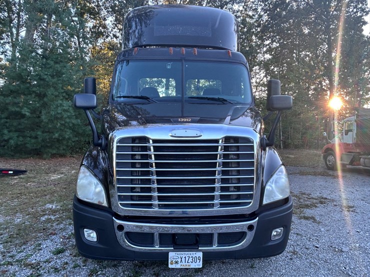 2016-freightliner-cascadia-113-image-12