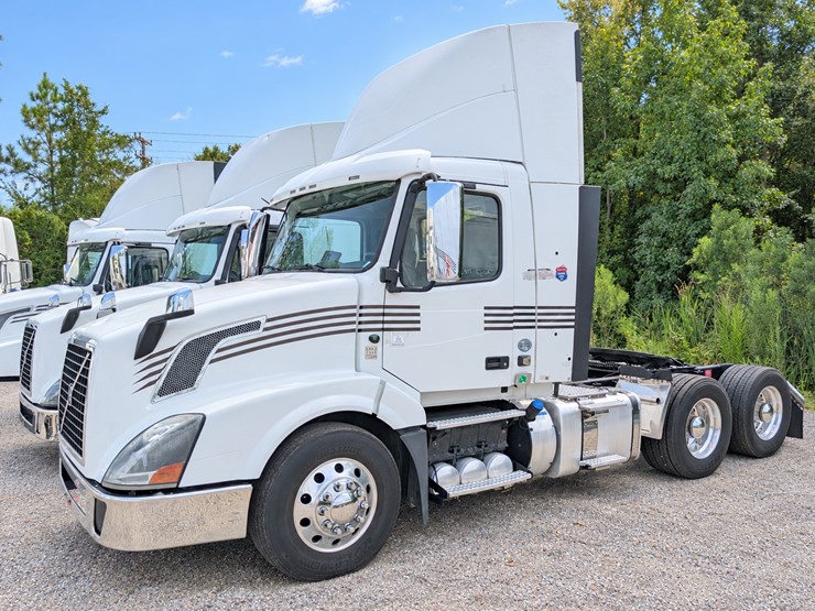 2017-volvo-vnl-t/a-day-cab,-volvo-engine-d13-425-h.p.,-odometer-reading-(miles)-823485,-volvo-i-image-2