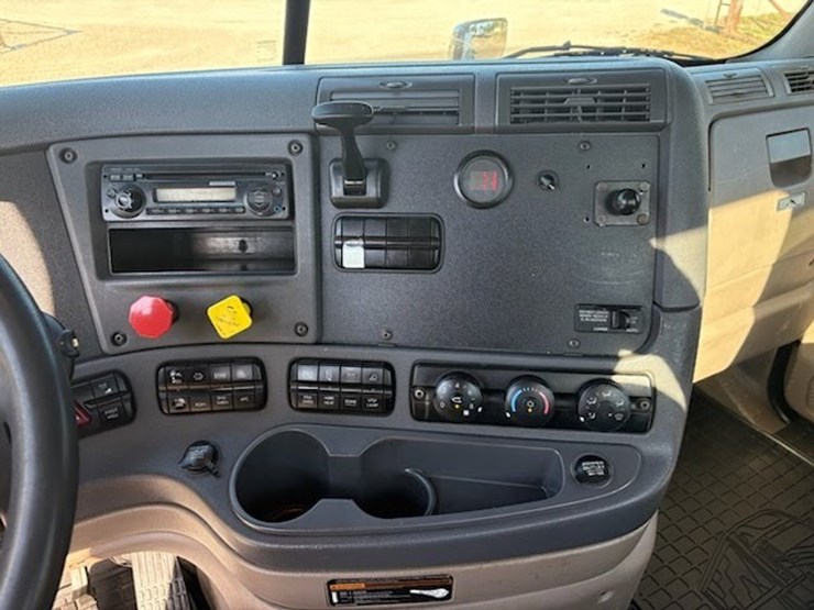 2014-freightliner-cascadia-113-image-9
