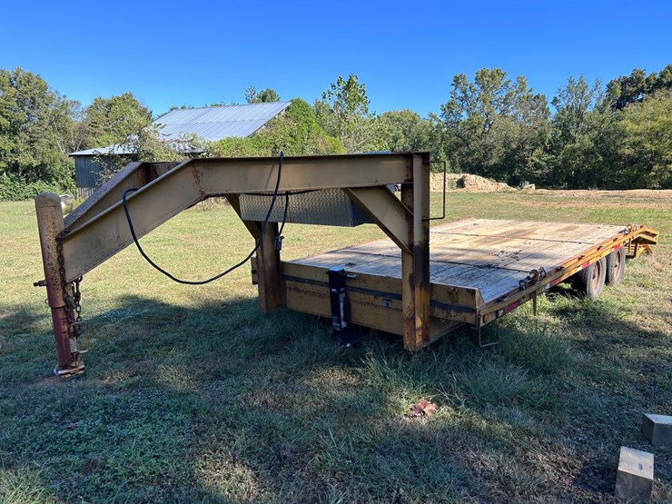 #93-•-20’-matthews-tandem-axle-gooseneck-trailer-image-1