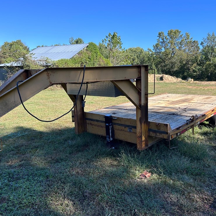 #93 • 20’ MATTHEWS TANDEM AXLE GOOSENECK TRAILER