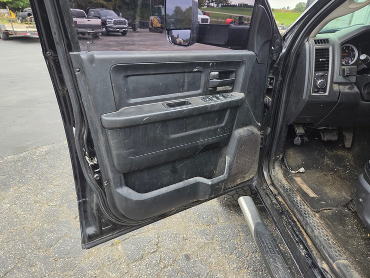 2015-dodge-3500-image-23