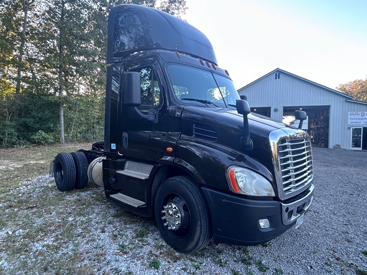 2016-freightliner-cascadia-113-image-11