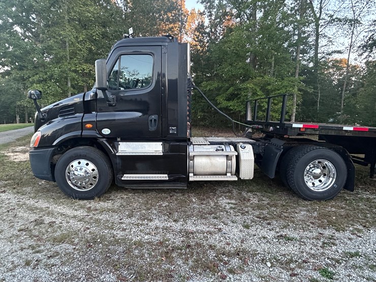 2015-freightliner-cascadia-113-image-3