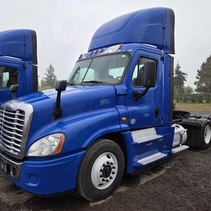 2017 Freightliner Cascadia 3-Axle Truck Tractor